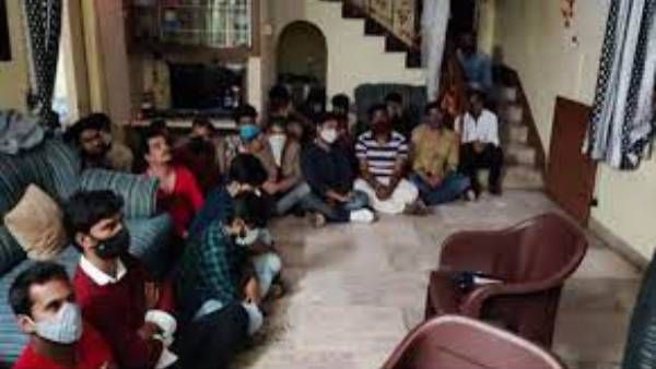 కూకట్ పల్లిలో హోమో సెక్సువల్స్ రేవ్ పార్టీ; 44మంది యువకులు, ఇద్దరు హిజ్రాలతో రచ్చ రంబోలా!!