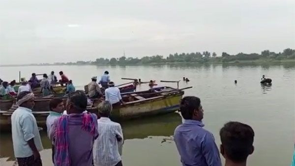 కృష్ణాజిల్లాలో పెను విషాదం: కృష్ణమ్మలో ముగ్గురు యువకులు గల్లంతు