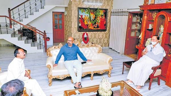 కమలం గూటికి డీఎస్..!! ఈటల సుదీర్ఘ మంతనాలు : రేవంత్ ఆహ్వానించినా...!!