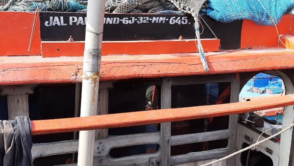 గుజరాత్ తీరంలో మత్సకారుడి హత్య-కేంద్రం సీరియస్- 10 మంది పాకిస్తాన్ నేవీ సిబ్బందిపై కేసు