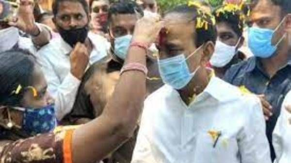 హుజురాబాద్ వీరుడికి ఘన స్వాగతం.!విజయోత్సవ ర్యాలీతో బీజేపి కార్యాలయానికి ఈటల.!