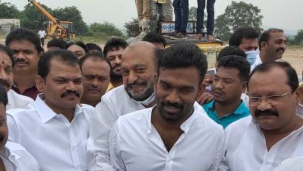 అనంత రాజకీయాల్లో అనూహ్యం : జేసీ- పరిటాల కలిసి పోయారా : ఆలింగనాలు-రెండు వర్గాల్లో షేకింగ్..!!