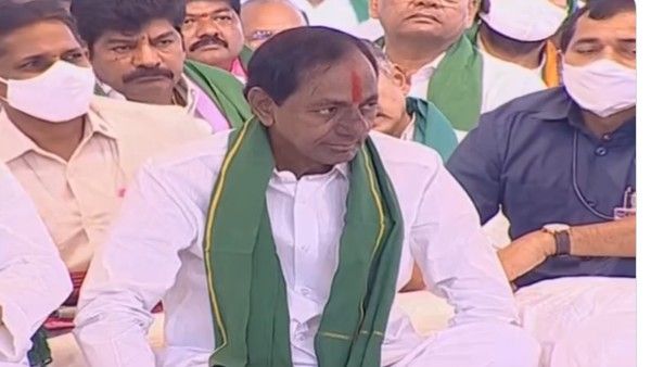 ధర్నాచౌక్ నుండి నేరుగా రాజ్ భవన్ కు కేసీఆర్.!యాసంగి వేయాలా వద్దా కేంద్రం చెప్పాలన్న సీఎం.!