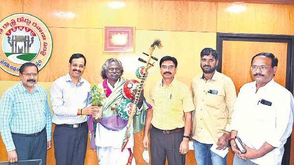 సజ్జనార్ మార్క్ ... ఆర్టీసీ సేవలపై పాట పాడిన మొగులయ్యకు సన్మానంతో పాటు బంపర్ ఆఫర్