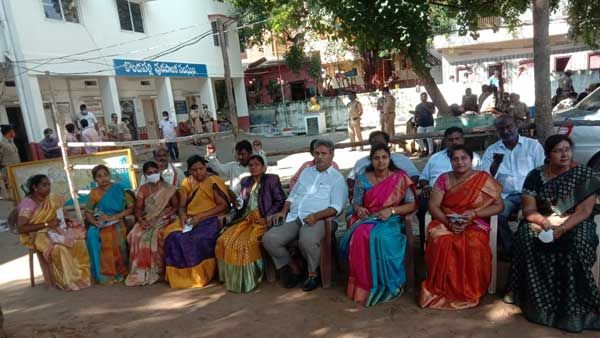 కొండపల్లి ఎన్నిక పూర్తి-టీడీపీకి 16-వైసీపీకి 15-ఛైర్మన్ ను నిర్ణయించనున్న హైకోర్టు