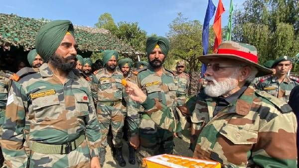 130 కోట్ల మంది ఆశీస్సులు తీసుకొచ్చా -సర్జికల్‌ స్ట్రైయిక్స్ గర్వ కారణం : సైనికులతో ప్రధాని దీపావళి..!!