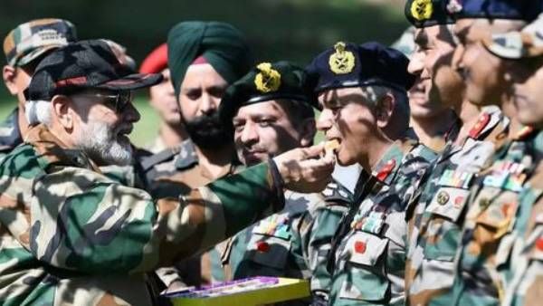 ప్రధాని మోడీ దీపావళి ఆర్మీ జవాన్లతో .. జమ్మూలో ఉద్రిక్తతల వేళ; భారత్-పాక్ సరిహద్దులో వేడుకలు !!