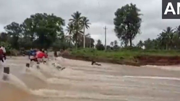 వామ్మో.. వరద ప్రవాహాం.. బైక్‌తో కొట్టుకుపోయిన వ్యక్తి (వీడియో)