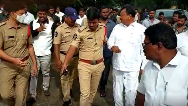 పెనుకొండలో ఉద్రిక్తత: వైసీపీ ఎంపీ గోరంట్ల మాధవ్, టీడీపీ మాజీ ఎమ్మెల్యే బీకే మధ్య వాగ్వివాదం