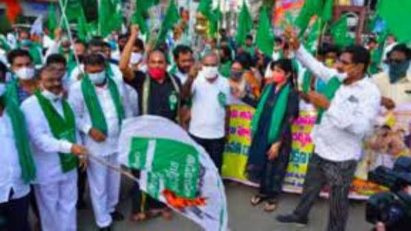 13వ రోజు రైతుల మహా పాదయాత్రకు బ్రేక్; కళ్ళకు గంతలు కట్టుకుని ప్రకాశం జిల్లాలో నిరసన .. కారణాలివే!!