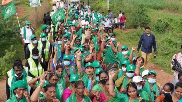 పాదయాత్ర చేస్తున్న మహిళా రైతుల పాదాలకు పాలాభిషేకం; నెల్లూరులో 24వ రోజు పాదయాత్ర ఇలా!!