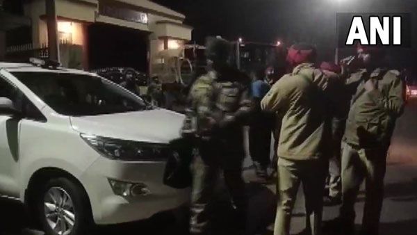 హై అలెర్ట్: పంజాబ్ లోని పఠాన్ కోట్ ఆర్మీ క్యాంపు వద్ద ఉగ్రవాదుల గ్రనేడ్ దాడి; చెక్ పోస్టుల వద్ద తనిఖీలు!!