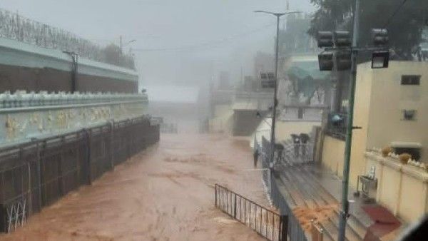 వరదలో తిరుమల మాడ వీధులు - కొండపైకి దారులు మూసివేత : చిక్కుకుపోయిన భక్తులు..!!