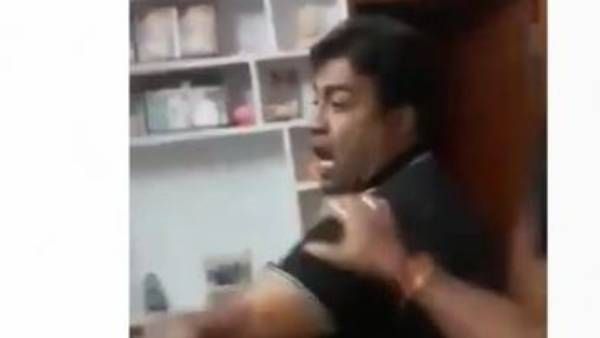 కామ ఖాకీ: వివాహితతో ఎఫైర్.. ఫ్రెండ్స్‌‌తో కలిసి చితకబాదిన భర్త.. (వీడియో)