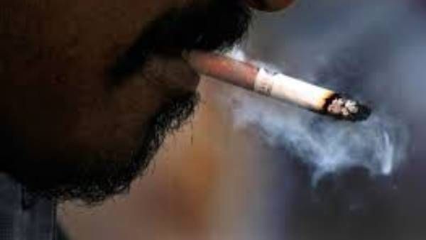 విమానంలో స్మోకింగ్.. స్మెల్ రావడంతో పట్టుకొని,, అరెస్ట్.. ఎవరంటే