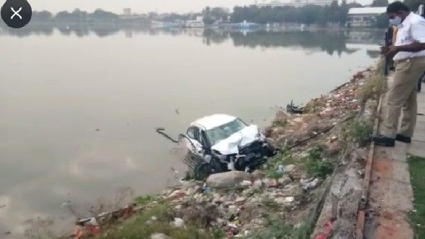 హుస్సేన్ సాగర్‌లో పల్టీ కొట్టిన కొత్త కారు: ముగ్గురికి గాయాలు..