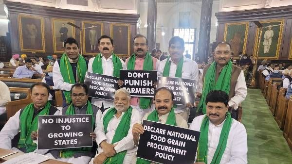 చివరి గింజా కొనేదాకా చివరి నిమిషం వరకూ కొట్లాడాలె.!పార్లమెంట్ లో టీఆర్ఎస్ ఎంపీల నిరసన.!