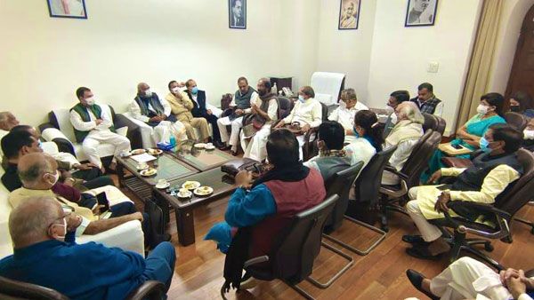 రాజ్యసభ ఎంపీల సస్పెన్షన్ ఎత్తివేత కుదరదన్న వెంకయ్య-రేపటి నుంచి పార్లమెంటు బయట ధర్నా