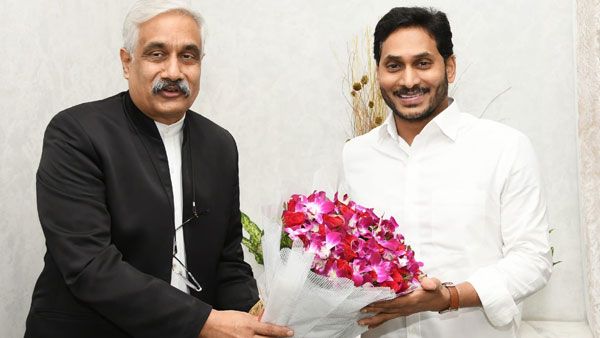 వైఎస్ జగన్‌తో ప్రభుత్వ ప్రధాన కార్యదర్శి భేటీ: ఆ నిర్ణయాన్ని కేంద్రం ఆమోదించడంతో హర్షం