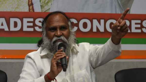 ఓ పక్క రైతులు,మరోపక్క విద్యార్థుల ఆత్మహత్యలు.!ఏంటి ఈ మృత్యుకేళి.?ఇంటర్ బోర్డ్ ముందు జగ్గారెడ్డి దీక్ష.!