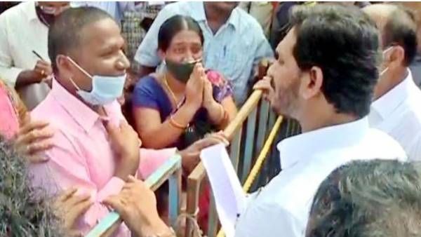 నేనున్నా.. ధైర్యంగా ఉండండి; కడప జిల్లాలో వరద బాధితులకు జగన్ భరోసా; ఒకరికి అవుట్ సోర్సింగ్ జాబ్ !!