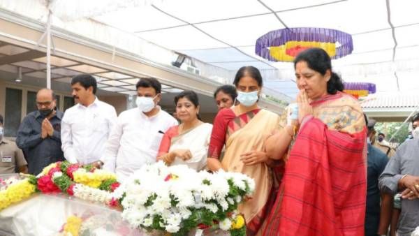 అందరినీ ఆకట్టుకునే భాష రోశయ్యకే సొంతం.!నివాళులర్పించిన మంత్రులు సబిత, సత్యవతి రాథోడ్.!