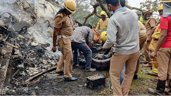 Army helicopter Crash:హెలికాఫ్టర్ లో 14 - 11 మంది దుర్మరణం- బిపిన్ రావత్ పై ఉత్కంఠ- కాసేపట్లో రాజ్ నాథ్ ప్రకటన