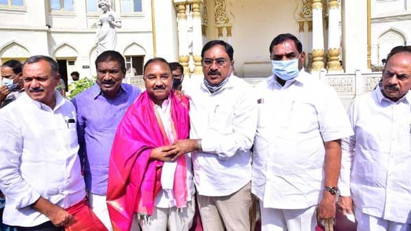 ఎమ్మెల్సీగా ప్రమాణం చేసిన బండ ప్రకాష్.!అభినందించిన మంత్రులు.!