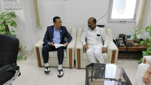 శాతవాహన వర్శిటీకి 12-బి హోదా కల్పించాలన్న బండి సంజయ్.!సానుకూలంగా స్పందించిన యూజీసీ సెక్రటరీ