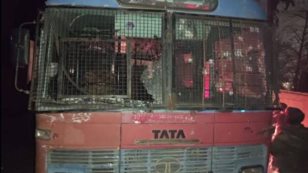 శ్రీనగర్లో పోలీసు బస్సుపై తీవ్రవాద దాడి-ఇద్దరు మృతి, 12 మందికి గాయాలు