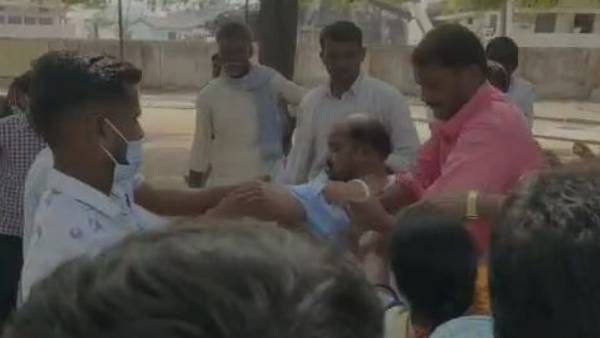 ట్రైనీ నర్సుపై ఆస్పత్రి సూపరింటెండెంట్ అసభ్య ప్రవర్తన; నడిరోడ్డుపైనే ఉతికారేసిన నర్సు కుటుంబం