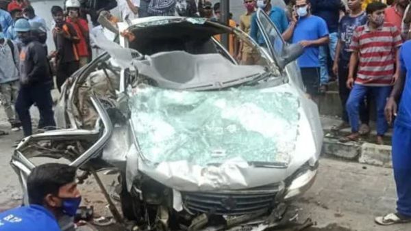 Bengaluru: బెంగళూరులో బెంజ్ కారు భీభత్సం, 7 వాహనాలను ఛట్నీ, ప్రాణం, నందితా చౌదరి కారుతో !