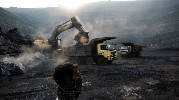 తెలంగాణాకు కేంద్రం షాక్: బొగ్గుబ్లాకుల వేలంపై పార్లమెంట్ సాక్షిగా కేంద్రమంత్రి; టీఆర్ఎస్ కు చురకలు!!