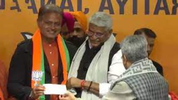 హస్తానికి షాక్: ఇద్దరు సిట్టింగ్ ఎమ్మెల్యేలు బీజేపీలో చేరిక.. దినేశ్ మోంగియా కూడా