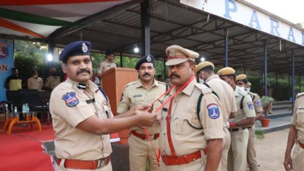 పోలీసు డ్యూటీ అంటే ఛాలెంజ్.!పోలీసులకు సేవా పతకాలు అందజేసిన సైబరాబాద్ సీపీ.