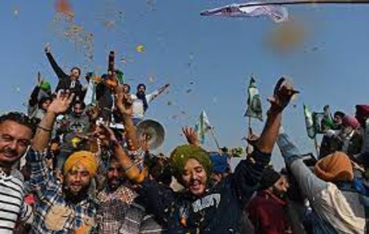 రైతులకు గ్రాండ్ వెల్ కం: హెలికాప్టర్‌తో పూల వర్షం.. ఫ్యామిలీస్ హ్యపీ