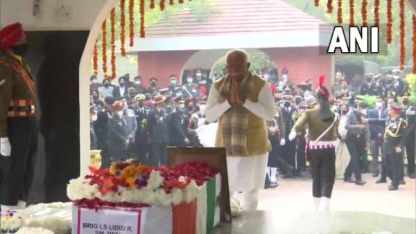 బెంగళూరుకు వరుణ్ సింగ్ ఎయిర్‌లిఫ్ట్: బిపిన్ రావత్ భౌతిక కాయానికి ప్రముఖుల నివాళి