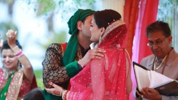 మోడ్రన్ బ్రైడ్ అండ్ గ్రుమ్: మండపంపైనే ముద్దులాట.. సిగ్గు, బిడయం లేకుండా..