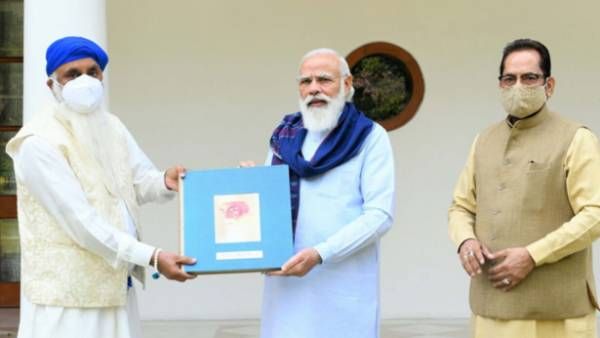 వివాదాల్లో మోదీ ఆవిష్కరించిన పుస్తకం.. నిషేధించాలని సిక్కులు డిమాండ్