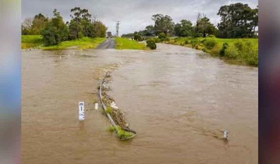 హతవిధి.. ఆటోను ఢీ కొన్న లారీ.. వాగులో పడ్డ ఆటో.. గాయాలు..