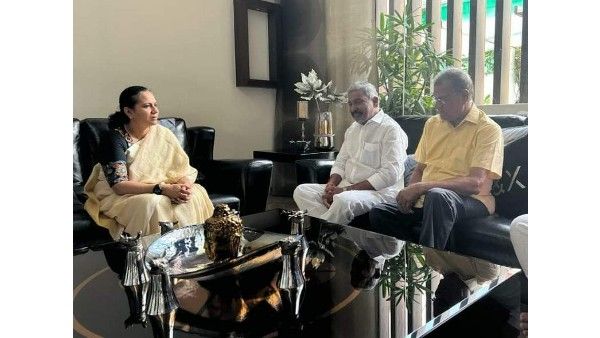 పునీత్ రాజ్‌కుమార్ భార్యను పరామర్శించిన మంత్రి పెద్దిరెడ్డి: భావోద్వేగంతో.. నివాళి