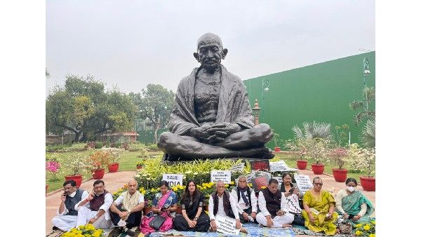 పార్లమెంటు బయట సస్పెండైన ఎంపీల ధర్నా-పశ్చాతాపం ప్రకటిస్తేనే ఎంట్రీ అన్న వెంకయ్య