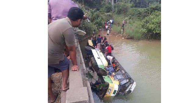 పశ్చిమ గోదావరి జిల్లాలో జల్లేరువాగులో పడ్డ ఆర్టీసీ బస్సు.. 8 మంది మృతి