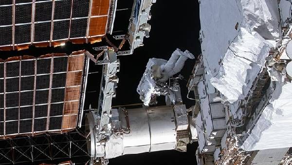 అంతరిక్షంలో స్పేస్ స్టేషన్‌కు ప్రమాదం... నాసా హెచ్చరిక: కారణం అదే..!!