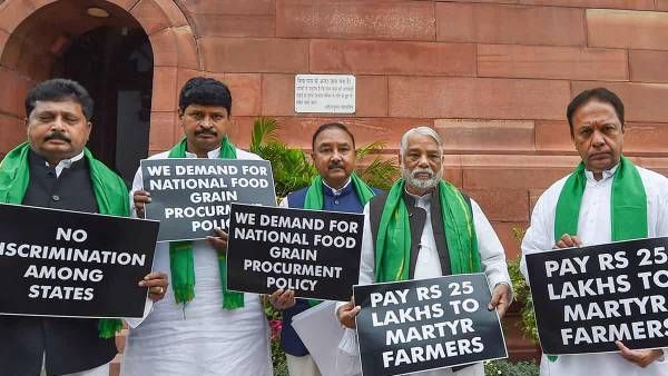 కేంద్రం వైఖరికి నిరసన: రాజ్యసభ నుంచి వాకౌట్ చేసిన టీఆర్ఎస్ ఎంపీలు