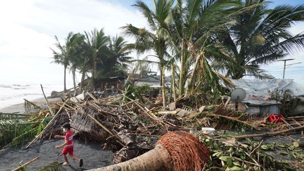 ఫిలిప్పీన్స్‌లో రాయ్ టైపూన్ విద్వంసం..100 మంది మృతి..అంధ‌కారంలో 227 న‌గ‌రాలు