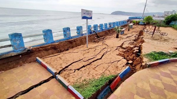 విశాఖలో జవాద్ తుఫాన్ సముద్రం విధ్వంసం మామూలుగా లేదుగా: ఆర్కే బీచ్‌ కోత..కుంగిన భూమి