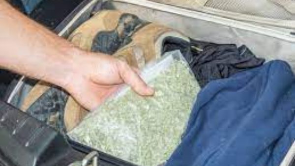 Airport: దుబాయ్ నుంచి డాక్యూమెంట్ ఫైల్స్, ఎయిర్ పోర్టులో షాక్, జస్ట్ రూ. 5 కోట్ల డ్రగ్స్, దెబ్బకు !