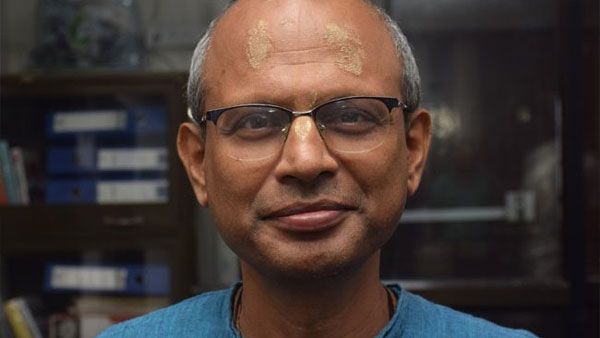 భూతవైద్యంతో దుష్టశక్తుల్ని తరిమేశా-ఐఐటీ కాన్పూర్ ప్రొఫెసర్ షాకింగ్ కామెంట్స్-వీడియో వైరల్