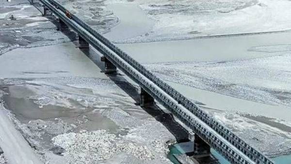 లడఖ్: ప్యాంగాంగ్ సరస్సుపై చైనా వంతెన నిర్మాణం, ఇది1950లో ఆక్రమించిన ప్రాంతం